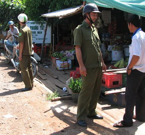 Lực lượng c&ocirc;ng an v&agrave; d&acirc;n ph&ograve;ng x&atilde; B&igrave;nh H&ograve;a Đ&ocirc;ng nhắc nhở người d&acirc;n l&acirc;n chiếm long lề đường