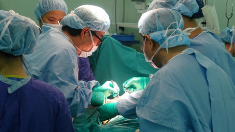 S&aacute;ng 30.10, tại BV Vinmec, GS.TS Nam Sun Paik - Gi&aacute;m đốc Trung t&acirc;m Ung bướu &ndash; BV ĐH phụ nữ EWHA đ&atilde; phẫu thuật ung thư v&uacute; cho bệnh nh&acirc;n Nguyễn Thị Tuyết