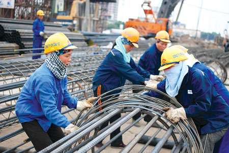 Lao động nữ tr&ecirc;n c&ocirc;ng trường x&acirc;y dựng giao th&ocirc;ng