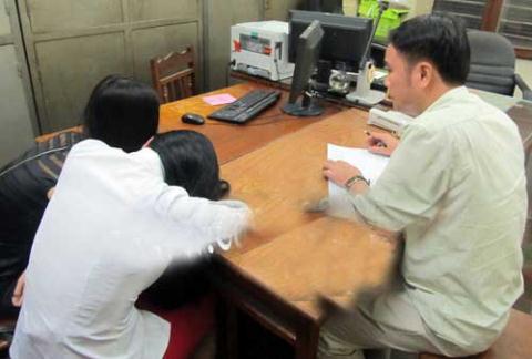 Hai c&ocirc; g&aacute;i b&aacute;n d&acirc;m tại cơ quan c&ocirc;ng an