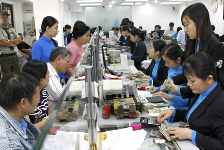 Mặt bằng l&atilde;i suất vay vốn hạ gi&uacute;p nhiều doanh nghiệp giảm mạnh chi ph&iacute;Ảnh: L&atilde; Anh