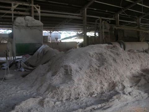 Nh&agrave; m&aacute;y ngổn ngang, bụi bay m&ugrave; mịt nhưng kh&ocirc;ng c&oacute; c&aacute;c giải ph&aacute;p bảo vệ m&ocirc;i trường