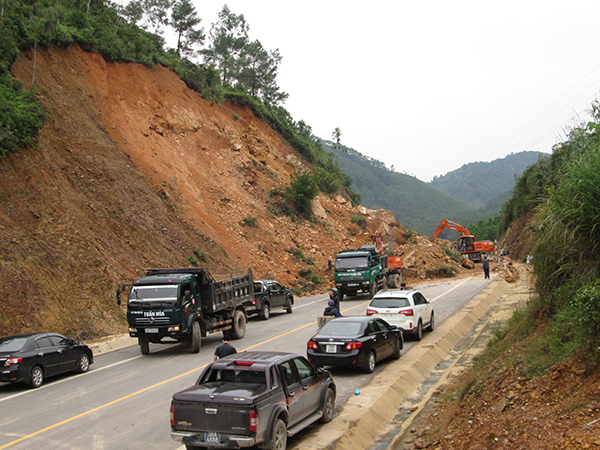 Vụ sạt lở đất khiến giao th&ocirc;ng tr&ecirc;n tuyến bị &aacute;ch tắc suốt 6 giờ đồng hồ