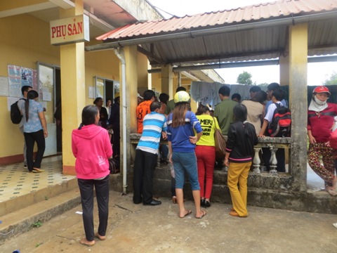 Người nh&agrave; sản phụ v&acirc;y quanh h&agrave;nh lang khoa sản