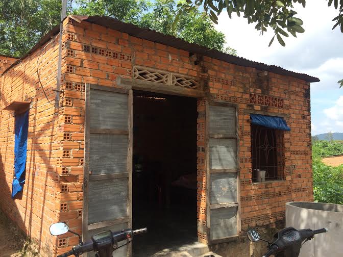 Căn nh&agrave; sập xệ, nơi vợ con &ocirc;ng N&eacute;n sống để chờ ng&agrave;y &ocirc;ng được 