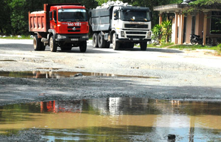 C&aacute;c xe tải si&ecirc;u trọng đang &ldquo;c&agrave;y&rdquo; n&aacute;t tuyến đường n&agrave;y (ảnh chụp ng&agrave;y 29/10)