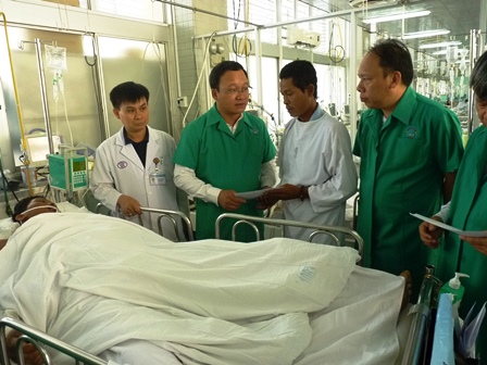 L&atilde;ng đạo UBATGT thăm hỏi nạn nh&acirc;n bị TNGT tại bệnh viện Chợ Rẫy