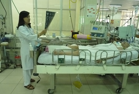 B&aacute;c sĩ Thảo đang kh&aacute;m cho b&agrave; cụ 77 tuổi