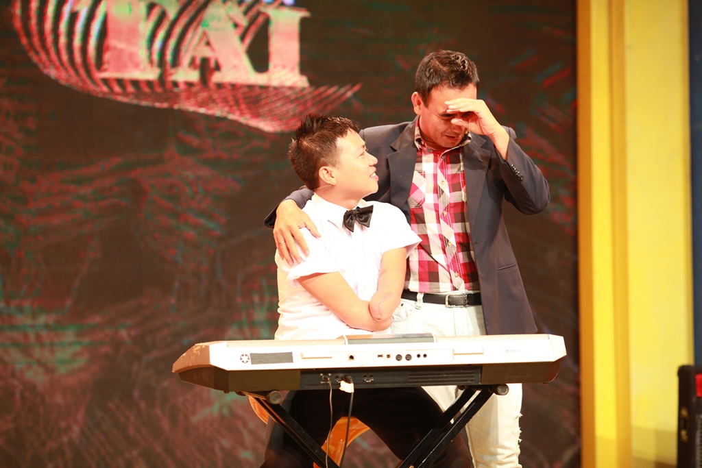 MC Quyền Linh nghẹn ng&agrave;o x&uacute;c động