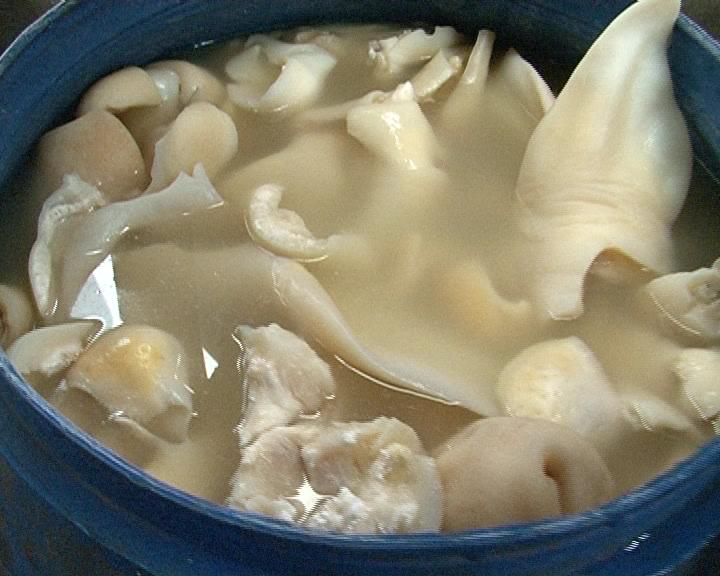 Da v&agrave; tai tr&acirc;u được ng&acirc;m h&oacute;a chất để chế biến th&agrave;nh thực phẩm