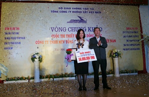 Chủ tịch HĐTV VNR trao giải Nhất cho C&ocirc;ng ty CP Phong C&aacute;ch Anh