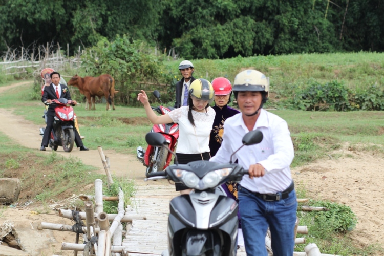 C&ocirc; g&aacute;i sợ sệt kh&ocirc;ng gi&aacute;m qua cầu phải nhờ người dắc xe (l&uacute;c cầu vừa x&acirc;y xong)