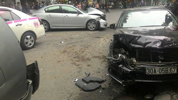 C&uacute; va chạm mạnh khiến nhiều xe hư hỏng nặng