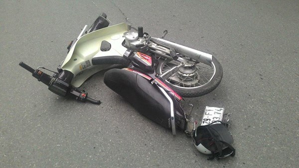 Xe m&aacute;y bị g&atilde;y rời phần biển kiểm so&aacute;t