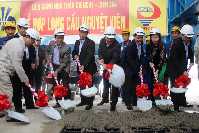 Thứ trưởng Bộ GTVT c&ugrave;ng l&atilde;nh đạoc &aacute;c Bộ ng&agrave;nh TƯ v&agrave; địa phương l&agrave;m lễ hợp long Cầu Nguyệt Vi&ecirc;n