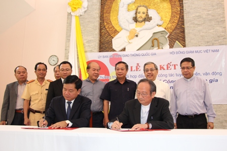 Bộ trưởng Bộ GTVT, Phó chủ tịch Thường trực Ủy Ban ATGT Quốc gia Đinh La Thăng ký kết phối hợp tuyên truyền ATGT với Tổng giám mục Bùi Văn Đọc - Chủ tịch Hội đồng giám mục Việt Nam