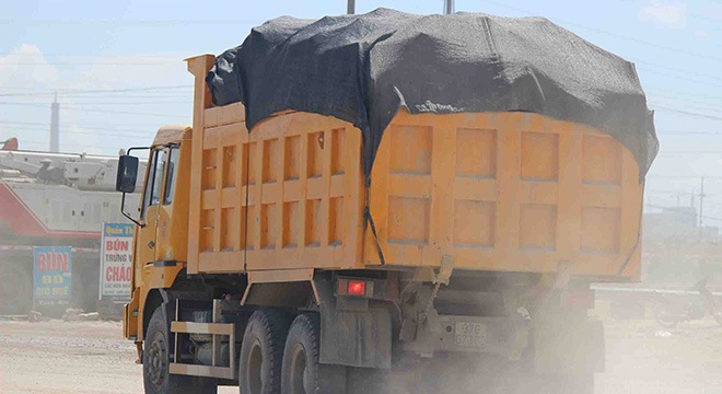 Sự thiếu quyết liệt của cơ quan chức năng khiến t&igrave;nh trang xe chở đ&aacute;, VLXD qu&aacute; tải