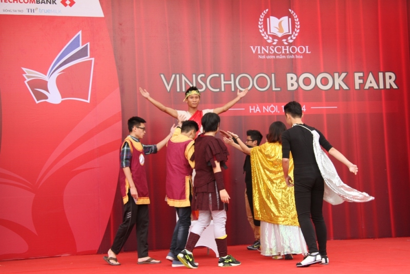 Cuộc thi &ldquo;H&oacute;a th&acirc;n c&ugrave;ng s&aacute;ch&rdquo; được tổ chức d&agrave;nh cho cả hai khối Tiểu học v&agrave; Trung học