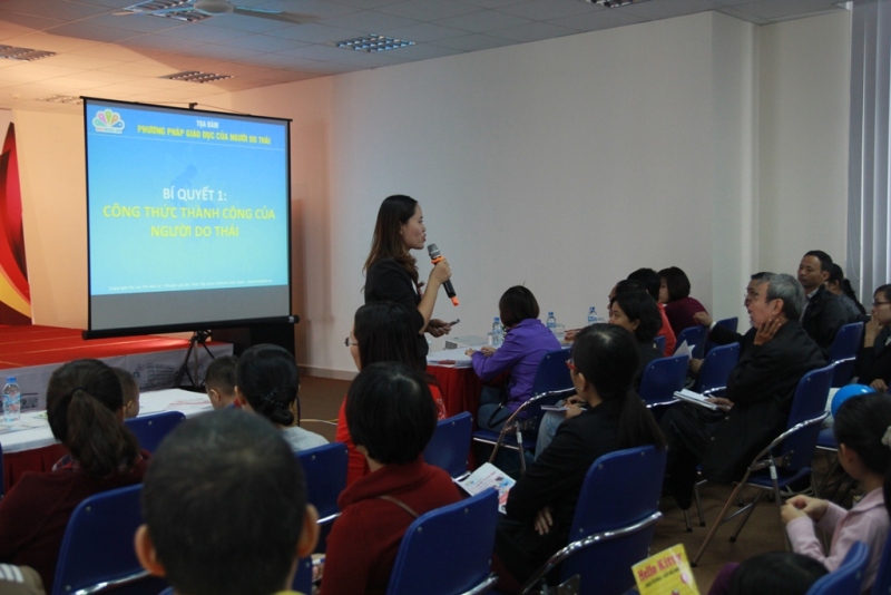 Chuy&ecirc;n gia gi&aacute;o dục Lại Thị Hải L&yacute; chia sẻ phương ph&aacute;p gi&aacute;o dục sớm của người Do Th&aacute;i tại buổi Tọa đ&agrave;m diễn ra trong khu&ocirc;n khổ Vinschool Book Fair 2014