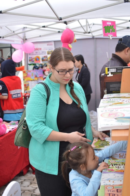 Hai mẹ con c&ugrave;ng đi hội s&aacute;ch Vinschool Book Fair 2014 