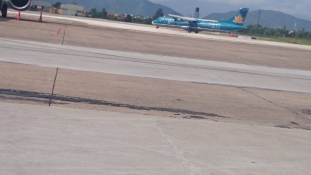  Trong ng&agrave;y đầu ti&ecirc;n đưa v&agrave;o sử dụng, đ&atilde; c&oacute; gần 100 lần chuyến cất hạ c&aacute;nh tại s&acirc;n