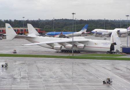 An-225 tại S&acirc;n bay Manchester năm 2006