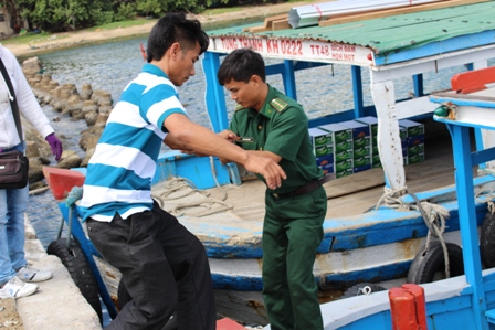 Lực lượng Biên phòng đưa người thân của thuyền trưởng Nguyễn Đức Khoa và thủy thủ Nguyễn Bá Kha lên tàu vỏ gỗ đi tìm kiếm ven biển vào trưa 10/11