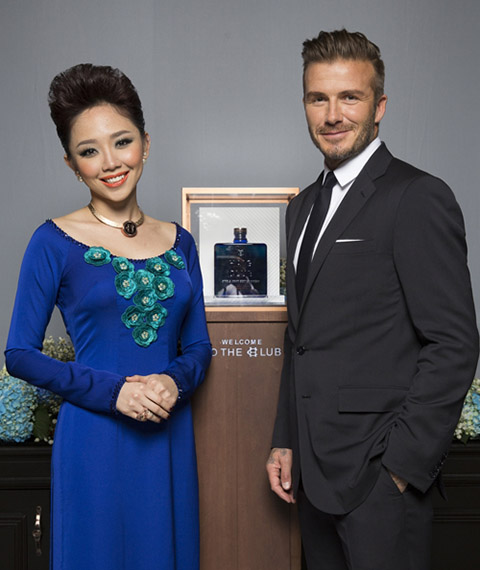 Ngay sau đ&oacute;, cựu tiền vệ điển trai sẽ c&oacute; buổi chụp h&igrave;nh c&ugrave;ng T&oacute;c Ti&ecirc;n, nữ ca sĩ cũng l&agrave; đại sứ của sản phẩm đồ uống n&agrave;y tại Việt Nam.