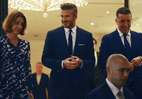 T&oacute;c Ti&ecirc;n sau đ&oacute; tiếp tục th&aacute;p t&ugrave;ng Beckham đến một nh&agrave; h&agrave;ng tr&ecirc;n phố B&agrave; Triệu. Cựu tiền vệ 39 tuổi phong độ, thu h&uacute;t khi bước v&agrave;o nh&agrave; h&agrave;ng chuẩn bị dự tiệc tối.