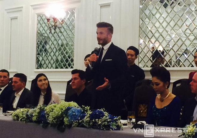 Tại buổi giao lưu với c&aacute;c doanh nh&acirc;n, cựu thủ qu&acirc;n tuyển Anh nhận được nhiều lời ngợi khen nhờ phong c&aacute;ch ăn n&oacute;i nhỏ nhẹ, lịch thiệp. 