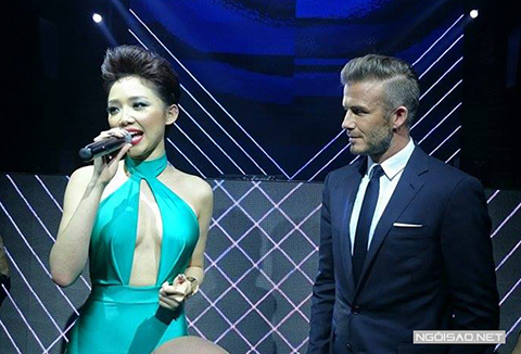 Sau đ&oacute;, cả hai di chuyển đến một qu&aacute;n bar để tiếp tục dự tiệc. T&oacute;c Ti&ecirc;n vừa l&agrave;m MC vừa biểu diễn trong chương tr&igrave;nh (Ảnh: Ng&ocirc;i sao)