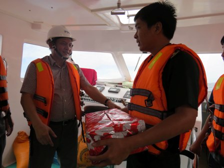 &Ocirc;ng Nguyễn Nhật tặng qu&agrave;, động vi&ecirc;n t&agrave;u Bộ đội bi&ecirc;n ph&ograve;ng Kh&aacute;nh H&ograve;a tham gia TKCN