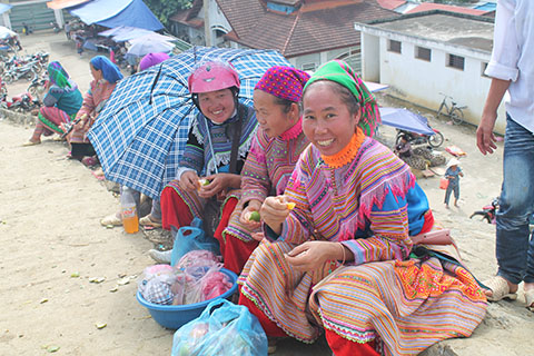 Nụ cười hạnh phúc trong phiên chợ của đồng bảo