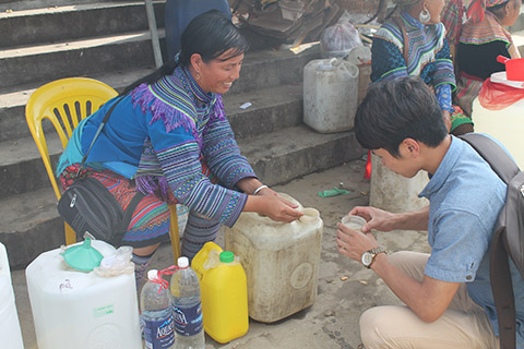 Rượu là đặc sản không thể thiếu trong chợ phiên