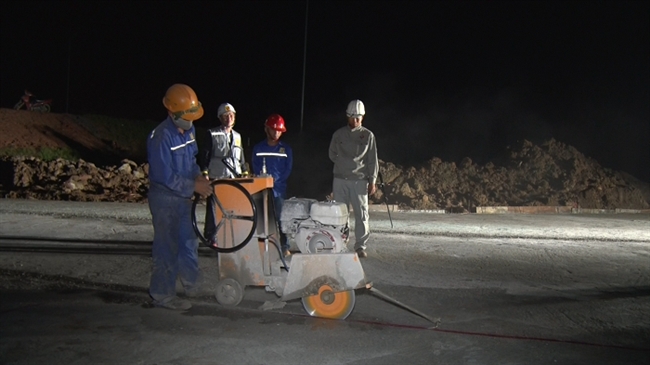 Hơn 70 c&aacute;n bộ, c&ocirc;ng nh&acirc;n Cienco 4 đ&atilde; thi c&ocirc;ng li&ecirc;n tục trong 4 ng&agrave;y đ&ecirc;m tr&ecirc;n c&ocirc;ng trường