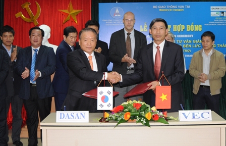 Chủ tịch HĐTV VEC Trần Quốc Việt trao thầu g&oacute;i TVGS cho đại diện li&ecirc;n danh nh&agrave; thầu