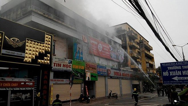 Kh&oacute;i bốc l&ecirc;n nghi ng&uacute;t từ tầng 3 t&ograve;a nh&agrave;