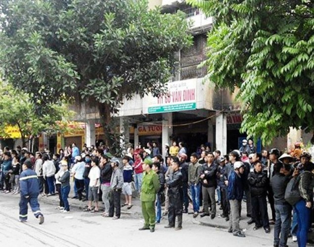 Người d&acirc;n hiếu kỳ k&eacute;o tới xem lực lượng cứu hoản dập tắt đ&aacute;m ch&aacute;y