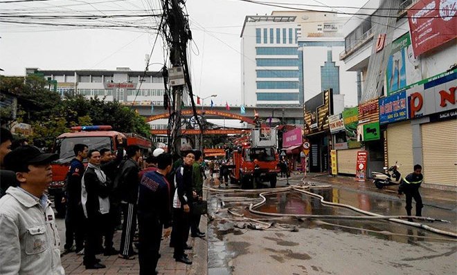 Lực lượng cứu hoả đ&atilde; huy động 4 xe cứu hoả, 2 xe thang v&agrave; 4 xe c&oacute; k&eacute;t nước