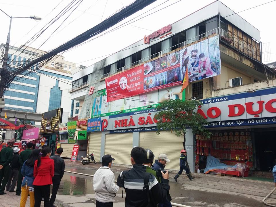 Đến khoảng 10h, đ&aacute;m ch&aacute;y đ&atilde; được khống chế v&agrave; dập tắt.