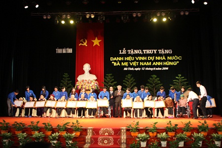 Buổi lễ phong tặng, truy tặng danh hiệu &ldquo;B&agrave; mẹ Việt Nam anh h&ugrave;ng&rdquo;
