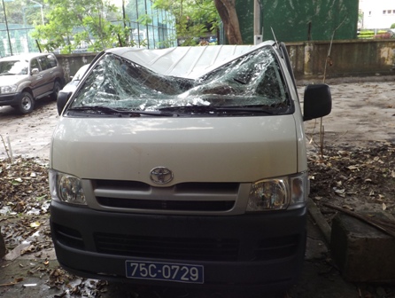 Nguyễn Hữu Tr. may mắn tho&aacute;t chết khi rơi xuống trần xe cứu thương 