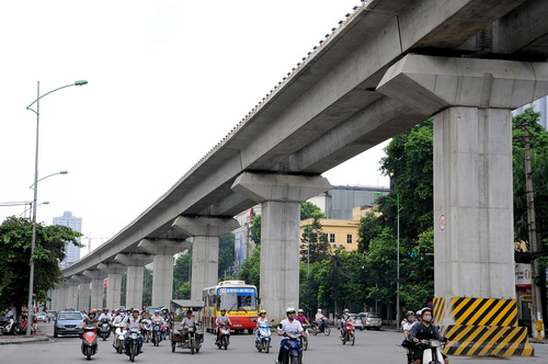 Một đoạn tuyến đường sắt C&aacute;t Linh - H&agrave; Đ&ocirc;ng đ&atilde; ho&agrave;n th&agrave;nh lao lắp dầm Ảnh: Kh&aacute;nh Linh