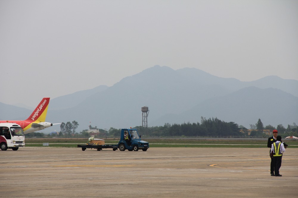 Thi h&agrave;i được đưa ra khỏi m&aacute;y bay