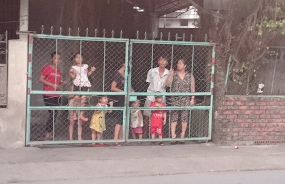 Lo sợ mất an ninh, nhiều hộ d&acirc;n đ&oacute;ng cửa, quan s&aacute;t đo&agrave;n học vi&ecirc;n từ trong nh&agrave;