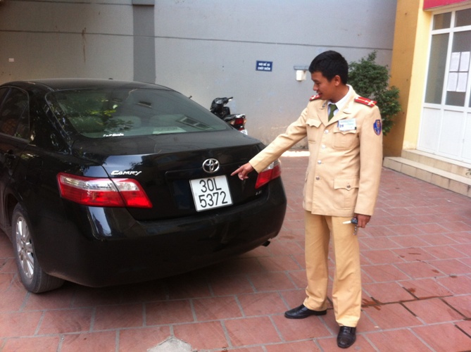 Thượng &uacute;y Ho&agrave;ng chỉ v&agrave;o dấu hiệu biển số giả