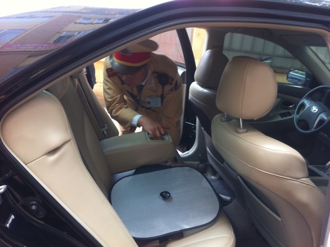 CSGT kiểm tra trong &ocirc; t&ocirc; gian vi phạm