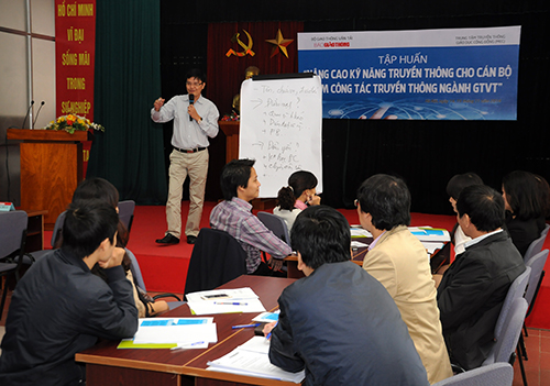 Nh&agrave; b&aacute;o Phan Lợi, chuy&ecirc;n gia ch&iacute;nh ki&ecirc;m điều phối chương tr&igrave;nh