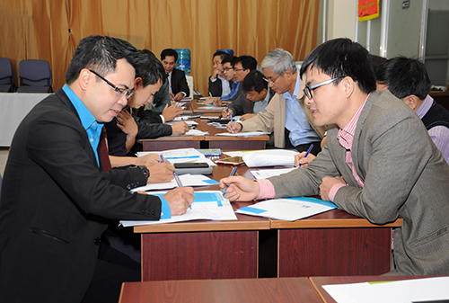 C&aacute;c học vi&ecirc;n thảo luận nh&oacute;m về điểm mạnh, yếu trong c&ocirc;ng t&aacute;c truyền th&ocirc;ng