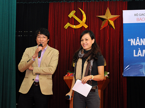 Anh Đinh Quốc Vinh, Trưởng ph&ograve;ng Ph&aacute;p chế Cục Đăng kiểm VN v&agrave; chị L&ecirc; Th&ugrave;y Linh, Ph&oacute; CVP Ban QLDA đường Hồ Ch&iacute; Minh chia sẻ kinh nghiệm x&acirc;y dựng h&igrave;nh ảnh v&agrave; hợp t&aacute;c với c&aacute;c đơn vị truyền th&ocirc;ng